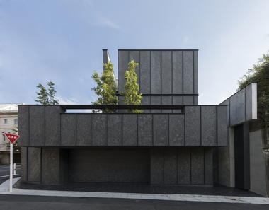 洗足池住宅，深灰色的‘庞然大物’ / 城戸崎建筑研究室