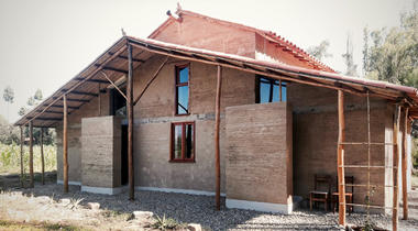 Casa experimental de Tapial / Estudio de Arquitectura y Planificación Kaiser