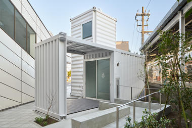 Espacio de fumadores en Tokio / R/URBAN DESIGN OFFICE