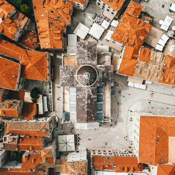 Espaços públicos e conjuntos urbanos: 12 praças vistas de cima