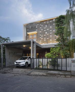 House as Tree of Life  / Andyrahman Architect