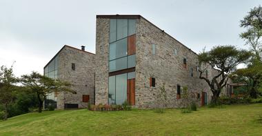 House in Atemajac / Villar Watty Arquitectos