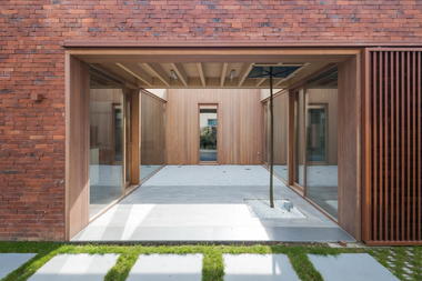 House H / dmvA
