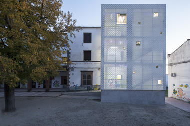 Emergency Stairs in Francisco Parras School / DUNAR arquitectos