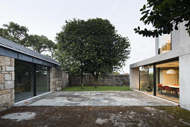 Gallery of House in Soutelo / AZO. Sequeira Arquitectos Associados  - 6