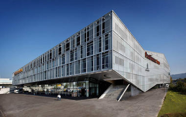 伯尔尼溜冰场 / Ipas Architects