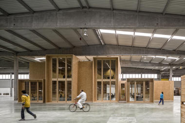 Reciclando galpones: 25 proyectos que adaptan el uso de espacios grandes
