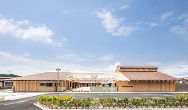 Centro de cuidado infantil Sakuragaoka / Kengo Kuma & Associates