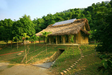 Suoi Re Village Community House / 1+1>2 Architects