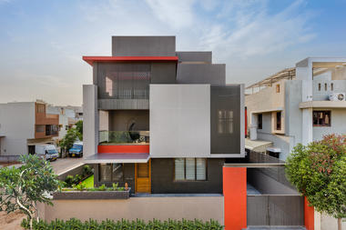 Casa escarlata / Ghoricha Associate