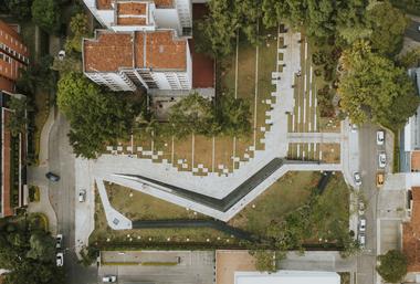 Parque conmemorativo inflexión / Pequeña Escala Arquitectura + Taller Alterno