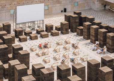Una plaza en verano / PROMONTORIO