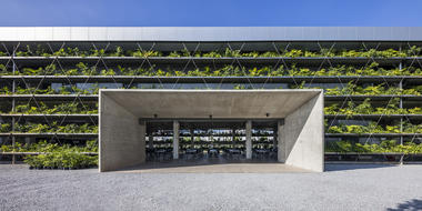 越南雅各布工厂，郁郁葱葱的表皮 / G8A Architecture & Urban Planning + rollimarchini architekten