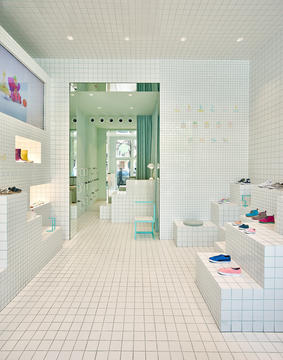 Tienda de zapatos Little shoes / Nábito Architects