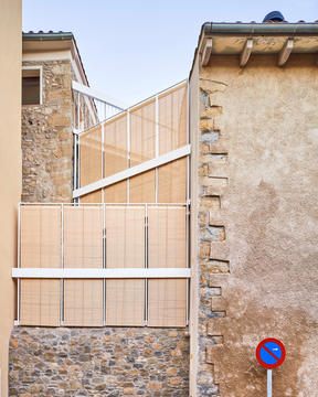 Soluciones tradicionales en proyectos contemporáneos: Protección solar y ventilación mediante cerramientos enrollables de madera
