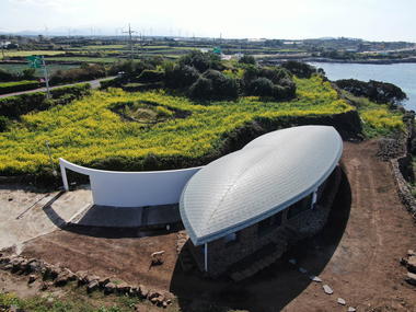 济州岛唇形屋顶住宅 / Studio GAON