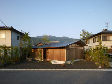 水吞村小屋，旋转45°营造庭院 / Hankura Design