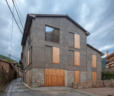‘最后的’住宅，建于断壁残垣之上  / Arnau estudi d'arquitectura