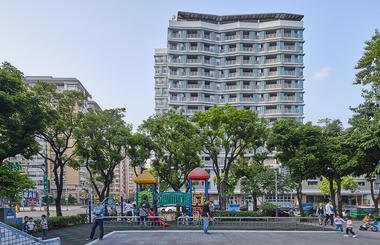 松山区健康社会住宅 / Bio-architecture Formosana