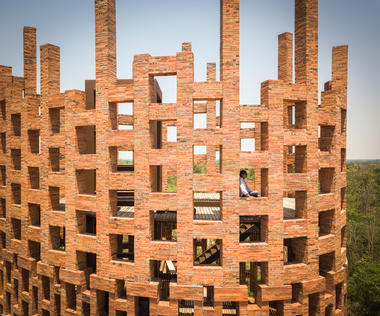 Torre de Observação em Tijolos - Elephant World  / Bangkok Project Studio