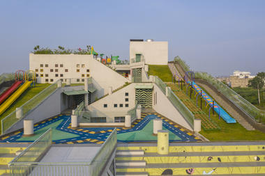 印度层叠小学Sangam，叠加的‘三角奶酪’  / SferaBlu Architects