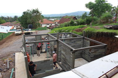 Galería de Esta vivienda se construyó en cinco días con ladrillos de plástico reciclado  - 8