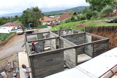 Galería de Esta vivienda se construyó en cinco días con ladrillos de plástico reciclado  - 9