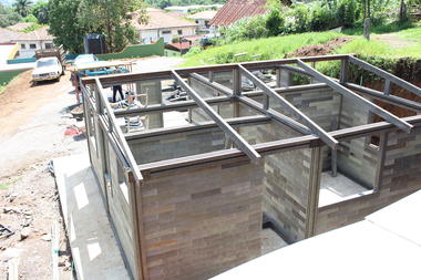 Galería de Esta vivienda se construyó en cinco días con ladrillos de plástico reciclado  - 10