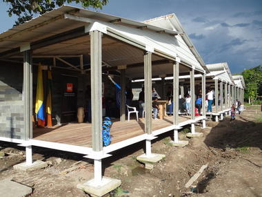 Galería de Esta vivienda se construyó en cinco días con ladrillos de plástico reciclado  - 13