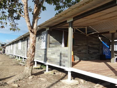 Galería de Esta vivienda se construyó en cinco días con ladrillos de plástico reciclado  - 14