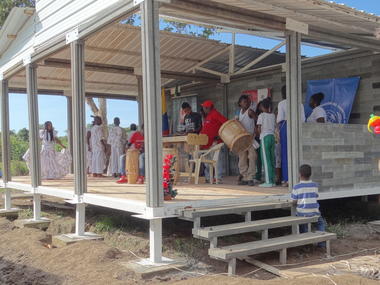 Galería de Esta vivienda se construyó en cinco días con ladrillos de plástico reciclado  - 15