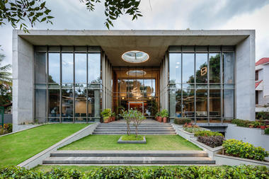 Edificio de oficinas INVESTRIBE / Living Edge Architects and Designers (LEAD)