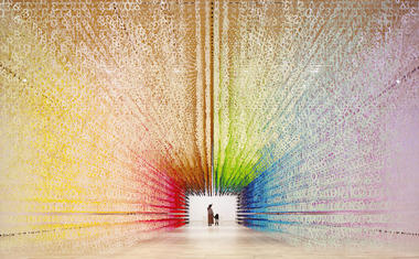 Esta instalación de Emmanuelle Moureaux explora el paso del tiempo a través de los colores