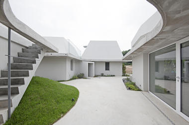 双生异构住宅 / a round architects