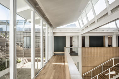 Átrio e Escola de Música Herschel / KLG Architects