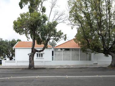 达利奇山天井住宅，轻盈立柱与厚重屋顶 / Benn + Penna Architecture