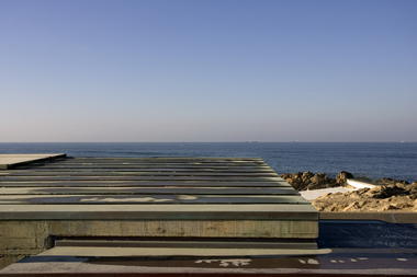Gallery of These Stunning Photos Commemorate the 50th Anniversary of Alvaro Siza's Pool On The Beach  - 26
