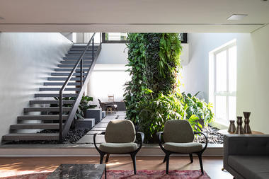 Interiores brasileños: 10 proyectos con jardín interior