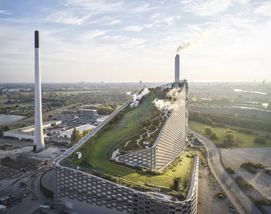 Proyectos públicos innovadores de Dinamarca: La planta de energía Copenhill, la Biblioteca Tingbjerg y la Estación Køge con fotografías de Hufton + Crow
