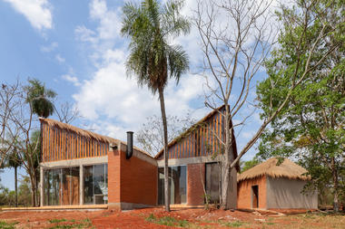 Rancho de paja en Ita / Cinco Patas al Gato + Biocons Arquitectos