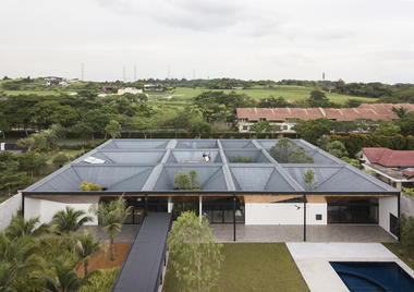 回廊天井之家 / Formwerkz Architects