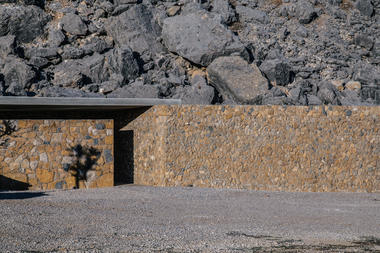 黎巴嫩迦南民宿，融入巨石 / Carl Gerges Architects