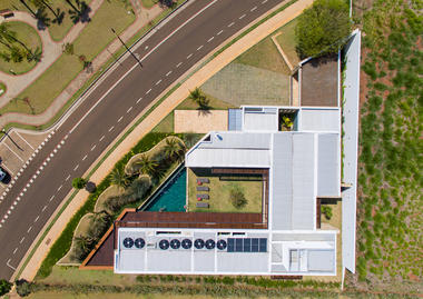 Casas brasileiras: 8 residências em terrenos irregulares
