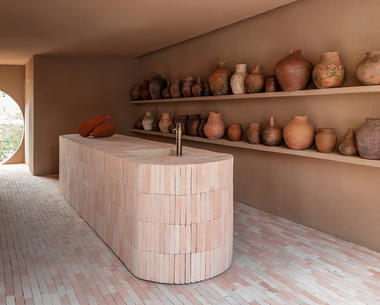 Mobiliario integrado a la arquitectura: 10 proyectos con equipamiento en ladrillo