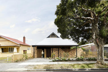交叉坡屋顶之宅 / MRTN Architects