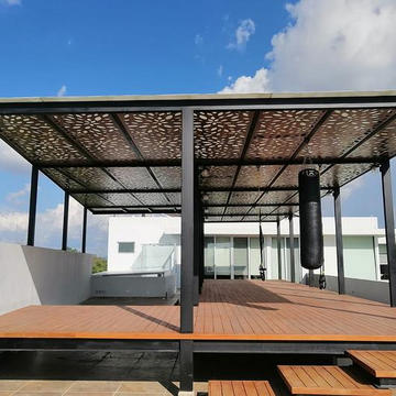 Plafones perforados en terraza de Amkel