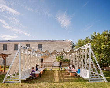 Sala de clases Covid / Murray Legge Architecture