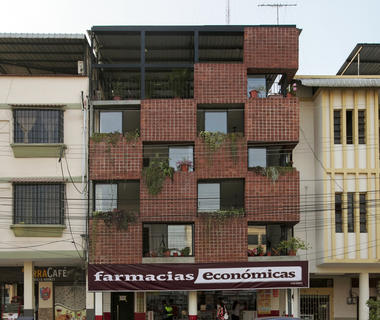 Operación entre medianeras / Natura Futura Arquitectura