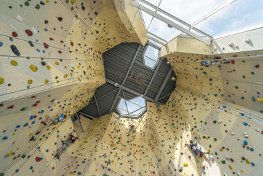 La arquitectura de los muros de escalada: Instalaciones y gimnasios deportivos