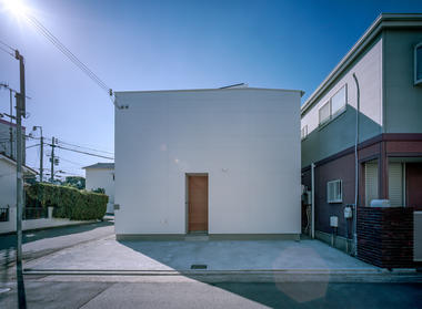 Casa con vacío de luz / FujiwaraMuro Architects
